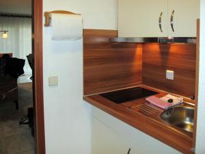 cocina con fregadero y encimera de madera en Apartment Glowe - GLW658 by Interhome, en Glowe