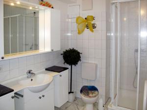 y baño con lavabo, aseo y ducha. en Apartment Glowe - GLW658 by Interhome, en Glowe