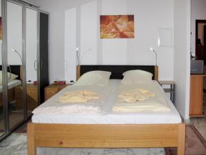 ein Bett mit weißer Bettwäsche und Kissen in einem Schlafzimmer in der Unterkunft Apartment Glowe - GLW658 by Interhome in Glowe