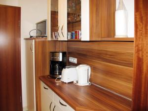 eine Küchentheke mit zwei Toastern und einer Kaffeemaschine in der Unterkunft Apartment Glowe - GLW658 by Interhome in Glowe