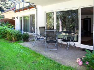 eine Terrasse mit Stühlen und einem Tisch vor einem Haus in der Unterkunft Apartment Glowe - GLW662 by Interhome in Glowe