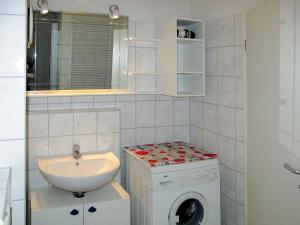 Ein Badezimmer in der Unterkunft Apartment Stubbenkammer by Interhome