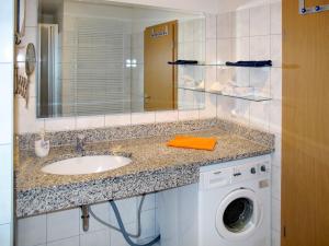 un bagno con lavandino e lavatrice di Apartment Kap Arkona by Interhome a Breege