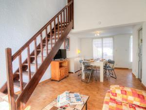 sala de estar con escalera y mesa en Holiday Home Les Villas de l'Aygual by Interhome, en Saint Cyprien Plage