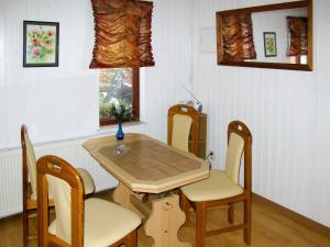 uma mesa e cadeiras numa sala com uma mesa e uma espreguiçadeira em Holiday Home Jana by Interhome em Buchholz