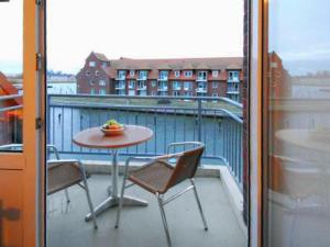 einen Balkon mit einem Tisch und Stühlen in der Unterkunft Apartment Lagunenstadt Ueckermünde-2 by Interhome in Ueckermünde