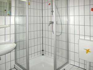 eine Dusche mit Glastür im Bad in der Unterkunft Apartment Lagunenstadt Ueckermünde-2 by Interhome in Ueckermünde
