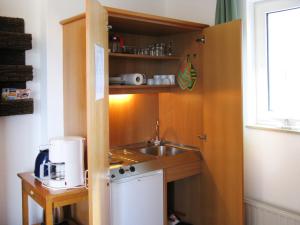Il comprend une petite cuisine équipée d'un évier et d'un four micro-ondes. dans l'établissement Apartment Lagunenstadt Ueckermünde-1 by Interhome, à Ueckermünde