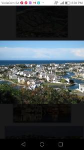 uma vista para uma cidade com casas e o oceano em The Holy Hill Royal Alfred Marina em Port Alfred