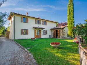 une grande maison blanche avec une cour dans l'établissement Apartment Lucia by Interhome, à Podere Panzano