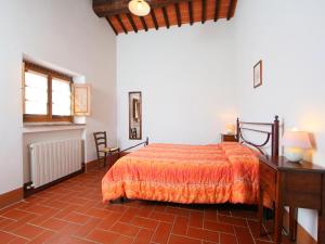 1 dormitorio con cama, escritorio y ventana en Apartment La Colomba n-4 by Interhome, en Starda