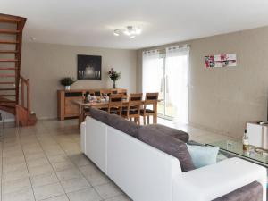 sala de estar con sofá blanco y mesa en Holiday Home Les Camélias - PGC106 by Interhome en Perros-Guirec