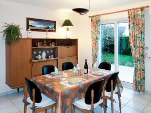Trégastel-PlageにあるHoliday Home Palacret - TGP306 by Interhomeのダイニングルーム(テーブル、椅子付)