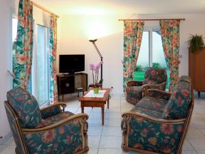 - un salon avec deux chaises et une télévision dans l'établissement Holiday Home Palacret - TGP306 by Interhome, à Trégastel-Plage