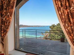 Cette chambre dispose d'un balcon offrant une vue sur l'océan. dans l'établissement Villa Roch Glaz - PGC103, à Perros-Guirec