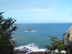 uma vista para o oceano a partir de uma varanda de uma casa em Villa Roch Glaz - PGC103 em Perros-Guirec