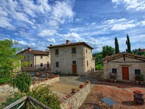 una antigua casa de piedra con una pared de piedra y dos edificios en Apartment La Vecchia Cantina by Interhome, en Grassina