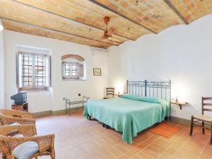 Un pat sau paturi într-o cameră la Apartment La Vecchia Cantina by Interhome