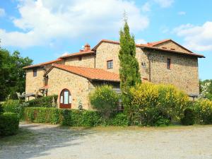 une grande maison en pierre avec un arbre en face de celle-ci dans l'établissement Holiday Home Cerbiatto n-5A by Interhome, à Starda