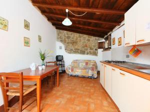 Η κουζίνα ή μικρή κουζίνα στο Holiday Home Cerbiatto n-5A by Interhome