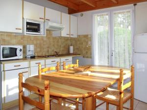 eine Küche mit einem Holztisch in der Unterkunft Holiday Home Les Etrilles by Interhome in La Tranche-sur-Mer