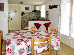 ラ・トランシュ・シュル・メールにあるHoliday Home Les Tourteaux - TSM200 by Interhomeのベッドルーム1室(赤と白のキルトのベッド1台付)