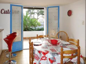 een eetkamer met een tafel en een raam bij Holiday Home Les Tourteaux - TSM200 by Interhome in La Tranche-sur-Mer