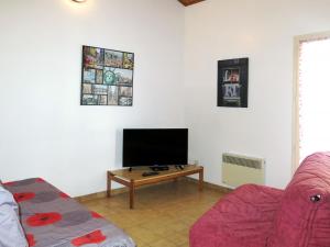 een woonkamer met een tv en een tafel bij Holiday Home Les Tourteaux - TSM200 by Interhome in La Tranche-sur-Mer