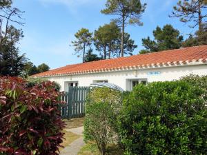 La Parée PreneauにあるHoliday Home Hameau Océan - SHR100 by Interhomeのオレンジ色の屋根の白い家