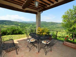 patio con mesa, sillas y vistas en Holiday Home Podere dei Venti by Interhome, en Leccio