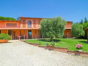 OrentanoにあるApartment Trilocale by Interhomeの目の前に砂利道があるオレンジの家