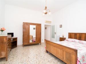 マッサ・ルブレンセにあるApartment Don Luigino - Capri view by Interhomeのベッドルーム1室(ベッド1台、ドレッサー、鏡付)
