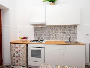 Kuhinja oz. manjša kuhinja v nastanitvi Apartment Don Luigino - Capri view by Interhome