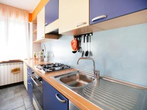 een keuken met een spoelbak en een fornuis bij Apartment Bellavista by Interhome in Porlezza +31 foto's