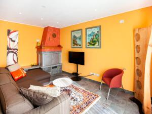 een woonkamer met een bank en een open haard bij Apartment Bellavista by Interhome in Porlezza
