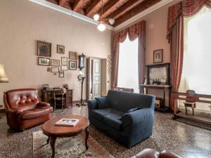 ルッカにあるApartment Palazzo Cittadella by Interhomeのリビングルーム(ソファ、テーブル付)