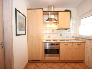 Køkken eller tekøkken på Apartment Am Birkenhain-28 by Interhome