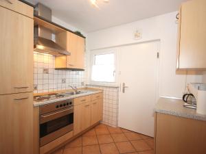 Køkken eller tekøkken på Apartment Am Birkenhain-28 by Interhome