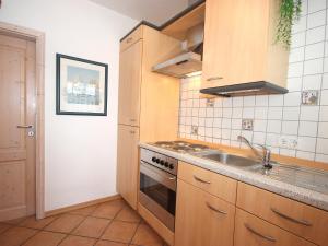 een keuken met een wastafel en een fornuis top oven bij Apartment Am Birkenhain-28 by Interhome in Seefeld in Tirol