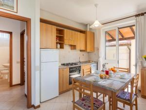 una cucina con tavolo e frigorifero bianco di Holiday Home Francesca by Interhome a Marina di Pietrasanta