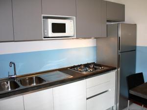 Holiday Home Ville Rio-1 by Interhome في لينانو سابيادورو: مطبخ مع حوض وميكروويف