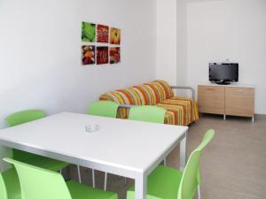 Μια τηλεόραση ή/και κέντρο ψυχαγωγίας στο Apartment Fiore-1 by Interhome