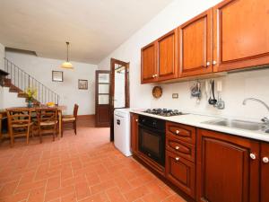 Dapur atau dapur kecil di Holiday Home Lo Scoiattolo n- 10 by Interhome