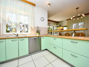 una cocina con armarios verdes y una ventana en Holiday Home Bila Vila by Interhome, en Zadar