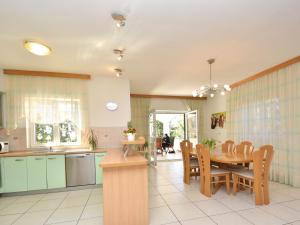 Una cocina y un comedor con mesa y sillas. en Holiday Home Bila Vila by Interhome, en Zadar