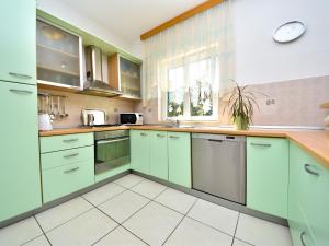 una cocina con armarios de color verde menta y una ventana en Holiday Home Bila Vila by Interhome, en Zadar