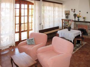 カスティリョンチェッロにあるHoliday Home I Macchiaioli by Interhomeのリビングルーム(ピンクの椅子、テーブル付)