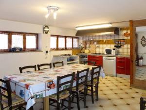 カスティリョンチェッロにあるHoliday Home I Macchiaioli by Interhomeのキッチン(テーブル、椅子付)