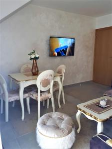 Una televisión o centro de entretenimiento en Apartmani Soko Day 1