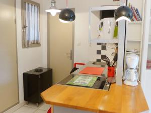 cocina con encimera de madera y encimera en Apartment Les Terrasses de la Méditerranée-2 by Interhome, en Saint Pierre La Mer 23 fotos más